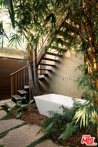 913 Amoroso Place, Los Angeles, California 90291