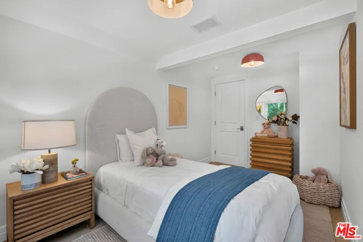 14348 Roblar Place, Sherman Oaks, California 91423