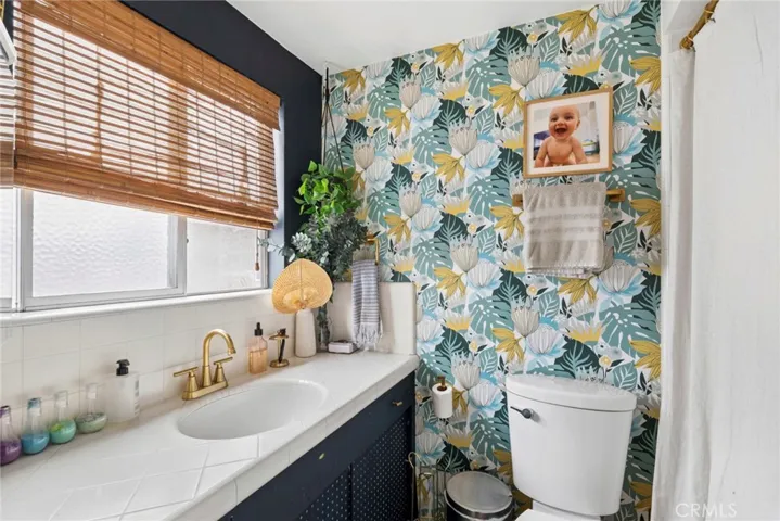 2nd Floor Unit guest Bath