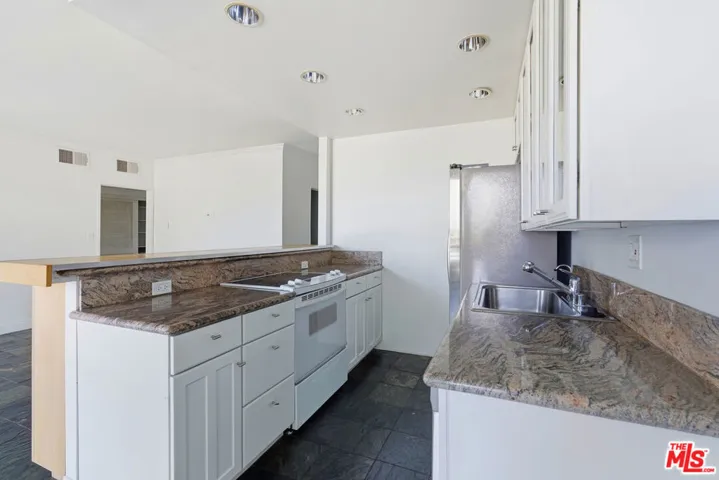 1131 Alta Loma Road 326, West Hollywood, California 90069