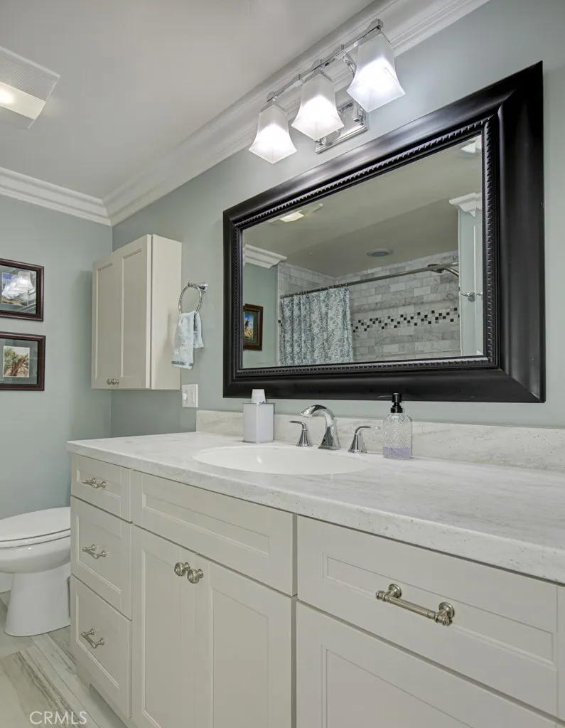 Guest bathroom.