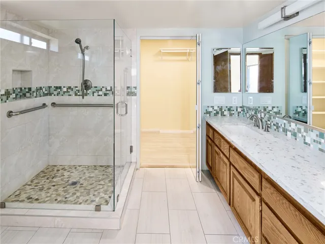 Main floor en suite