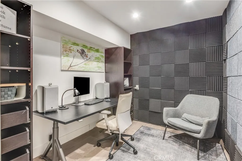 Secondary bedroom/office