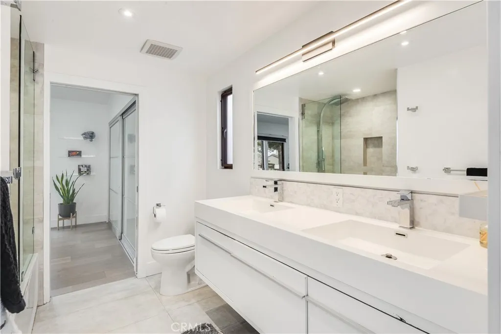 Jack and Jill bath
