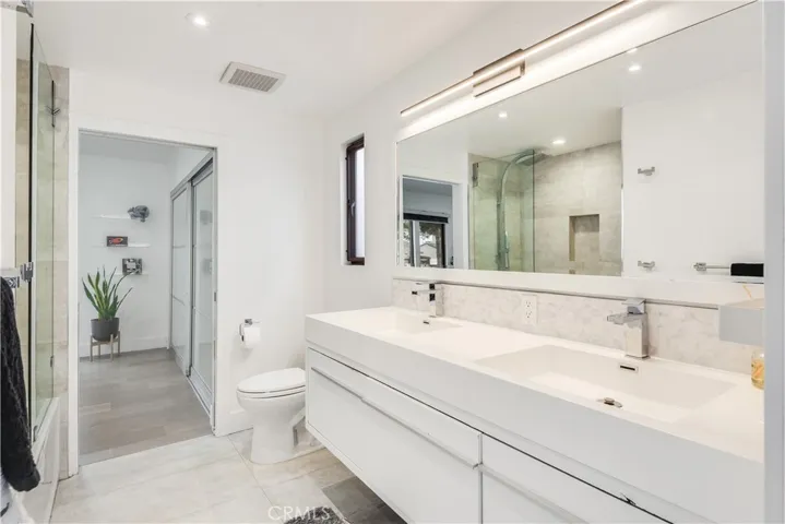 Jack and Jill bath