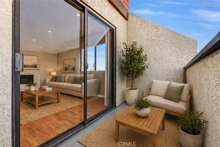 1304 Stanley 10, Glendale, California 91206