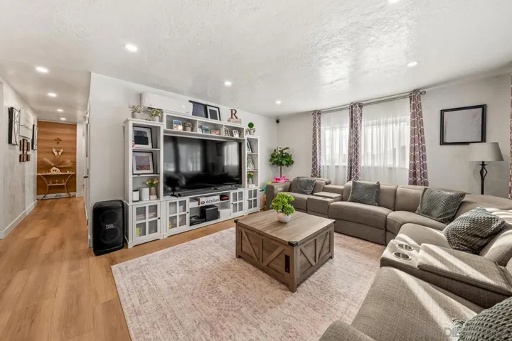 2458 Calle Tortuosa, San Diego, California 92139