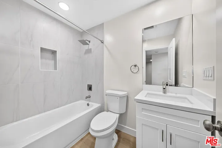 538 Glenwood Road 1, Glendale, California 91202