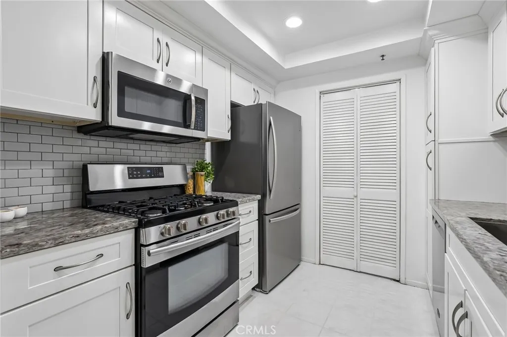 Kitchen 17722 Sergio Cir, # 102 Huntington Beach, CA 92647