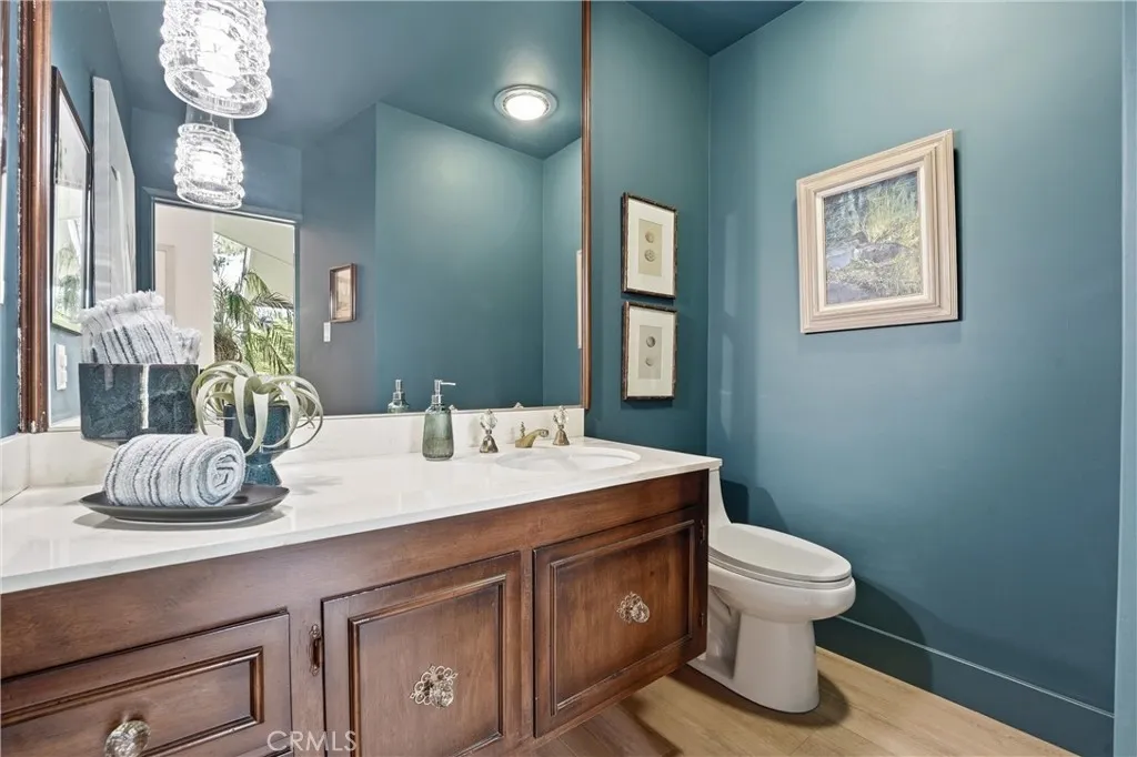Powder room (1/2 bath)