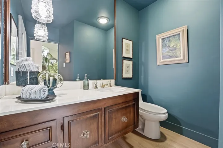 Powder room (1/2 bath)
