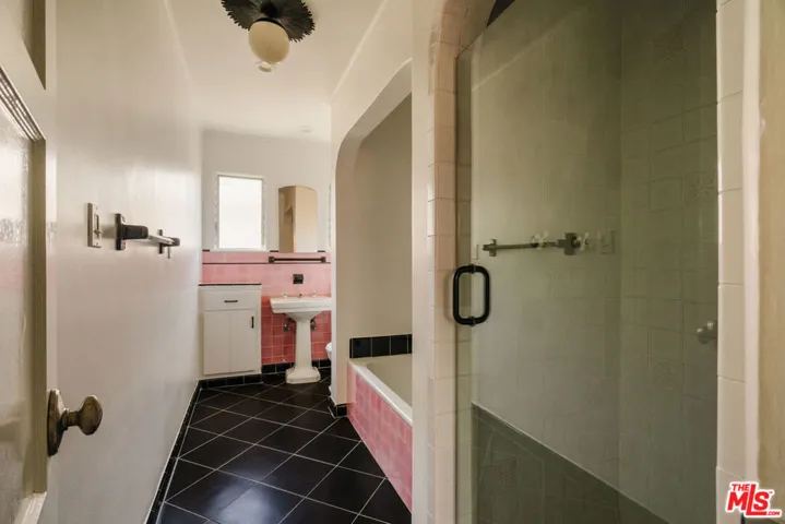 2735 Clyde Avenue, Los Angeles, California 90016