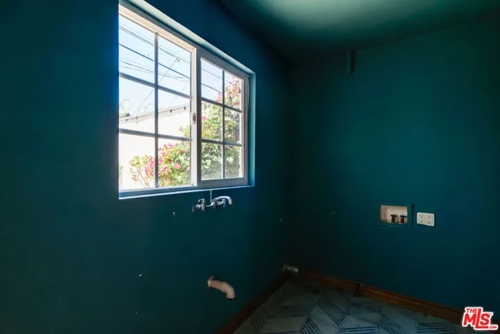 2735 Clyde Avenue, Los Angeles, California 90016