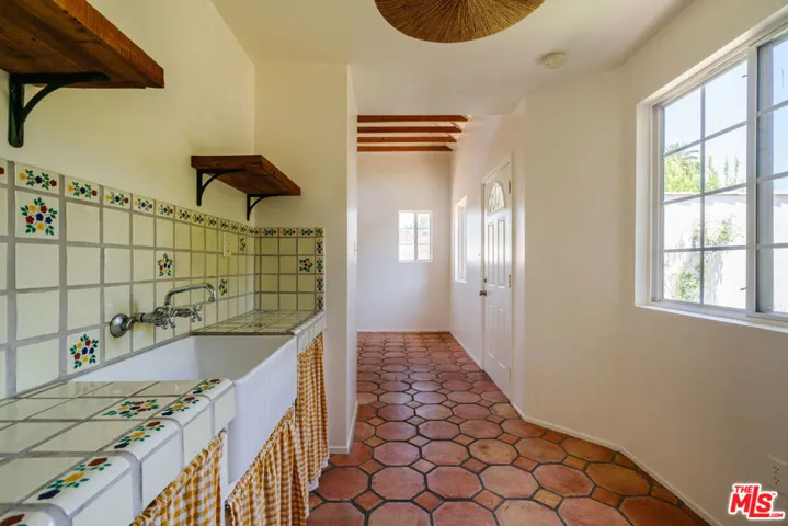 2735 Clyde Avenue, Los Angeles, California 90016