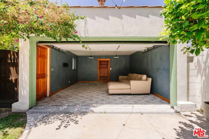 2735 Clyde Avenue, Los Angeles, California 90016