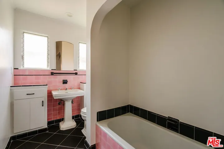 2735 Clyde Avenue, Los Angeles, California 90016