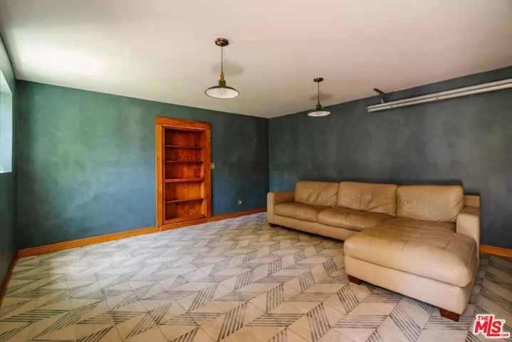 2735 Clyde Avenue, Los Angeles, California 90016