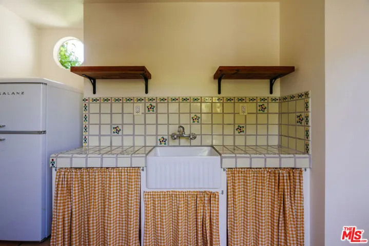 2735 Clyde Avenue, Los Angeles, California 90016