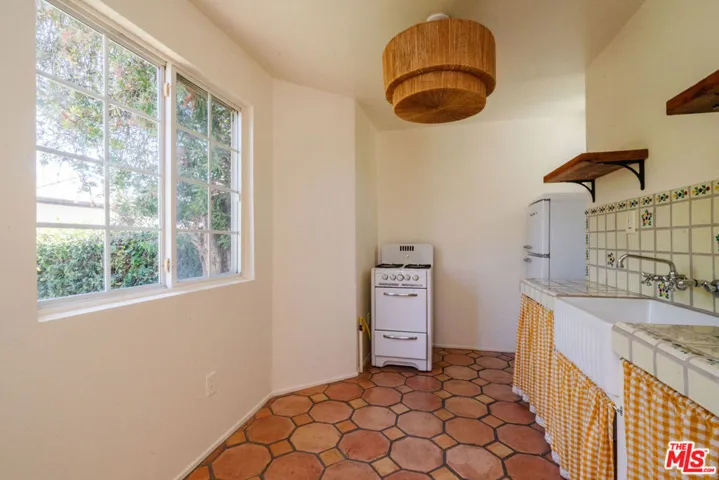 2735 Clyde Avenue, Los Angeles, California 90016
