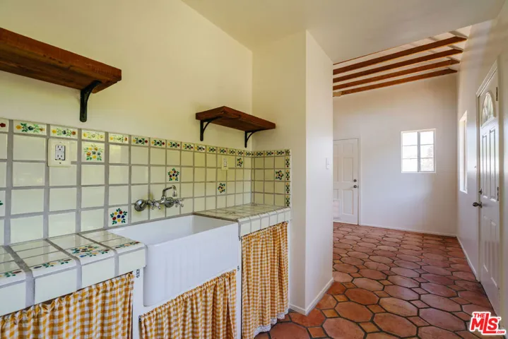 2735 Clyde Avenue, Los Angeles, California 90016
