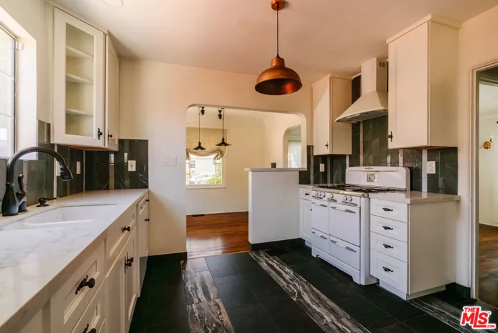 2735 Clyde Avenue, Los Angeles, California 90016