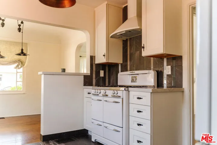2735 Clyde Avenue, Los Angeles, California 90016