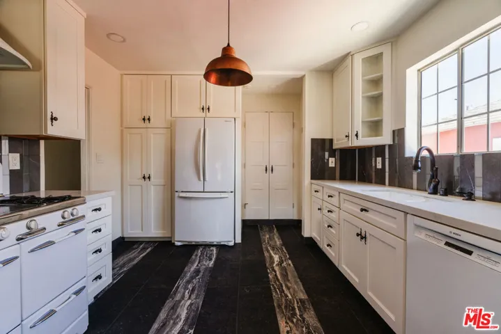 2735 Clyde Avenue, Los Angeles, California 90016