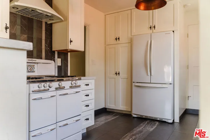 2735 Clyde Avenue, Los Angeles, California 90016