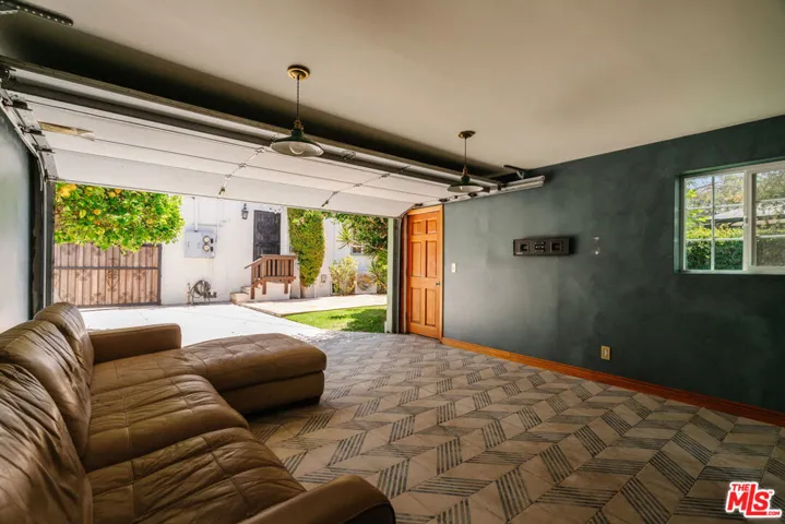 2735 Clyde Avenue, Los Angeles, California 90016