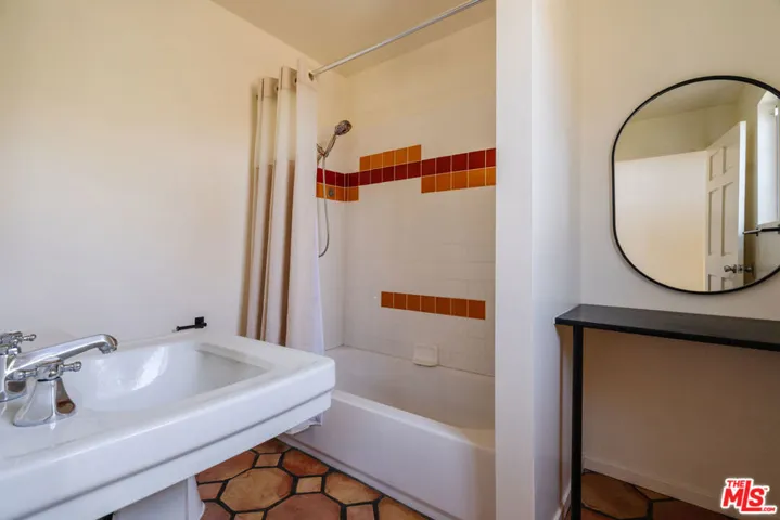 2735 Clyde Avenue, Los Angeles, California 90016