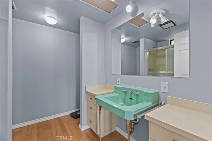 full bath in bedroom 1