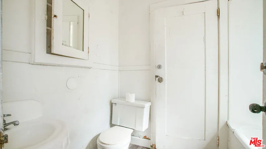 1111 W 47th Street, Los Angeles, California 90037