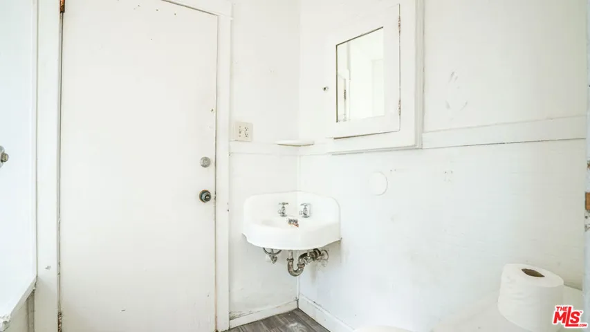 1111 W 47th Street, Los Angeles, California 90037