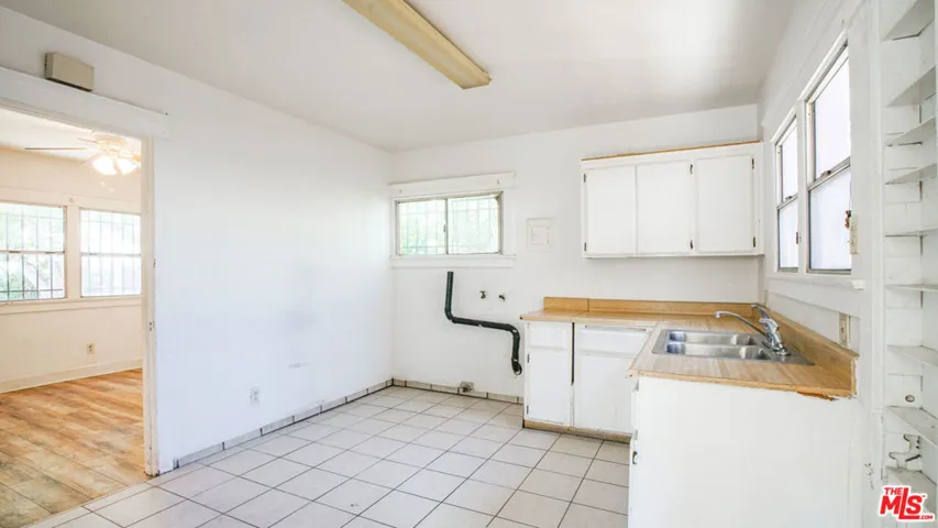 1111 W 47th Street, Los Angeles, California 90037