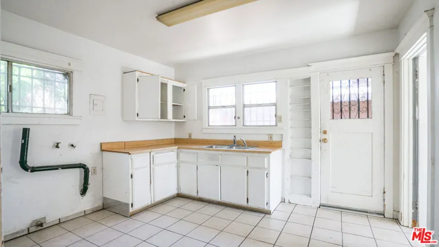 1111 W 47th Street, Los Angeles, California 90037
