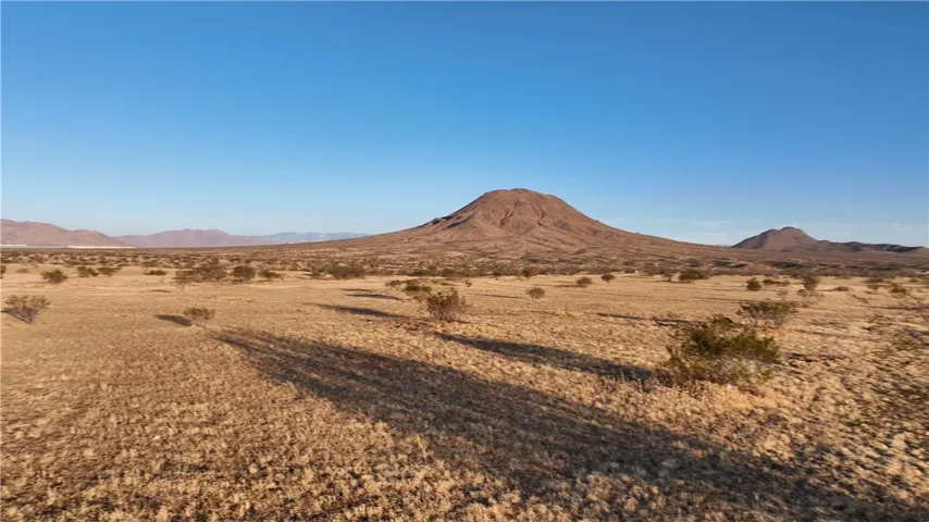 4 Stoddard Wells Road, Apple Valley, California 92307