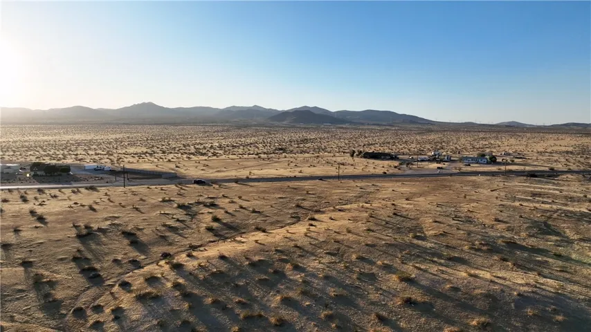 4 Stoddard Wells Road, Apple Valley, California 92307