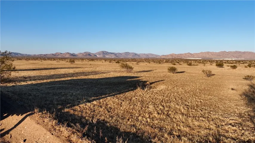 4 Stoddard Wells Road, Apple Valley, California 92307
