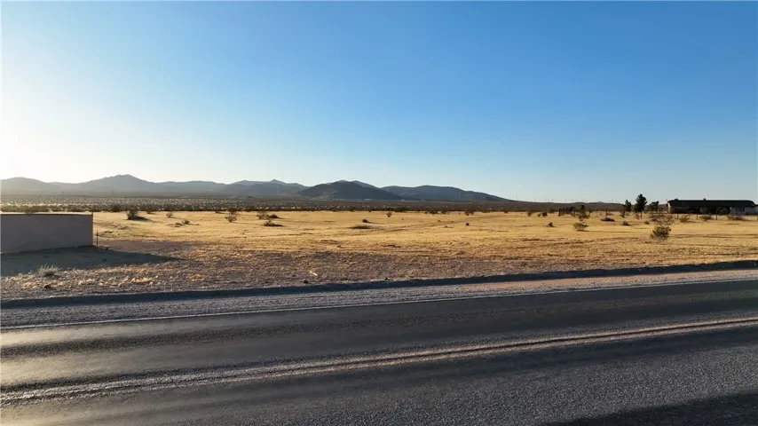 4 Stoddard Wells Road, Apple Valley, California 92307