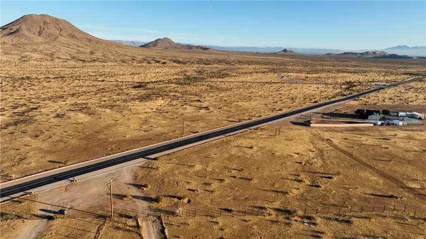 4 Stoddard Wells Road, Apple Valley, California 92307
