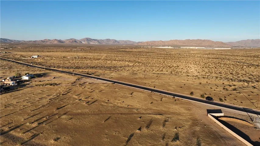 4 Stoddard Wells Road, Apple Valley, California 92307