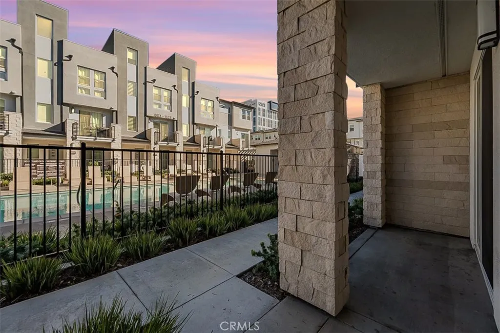 1415 W Cara Dr