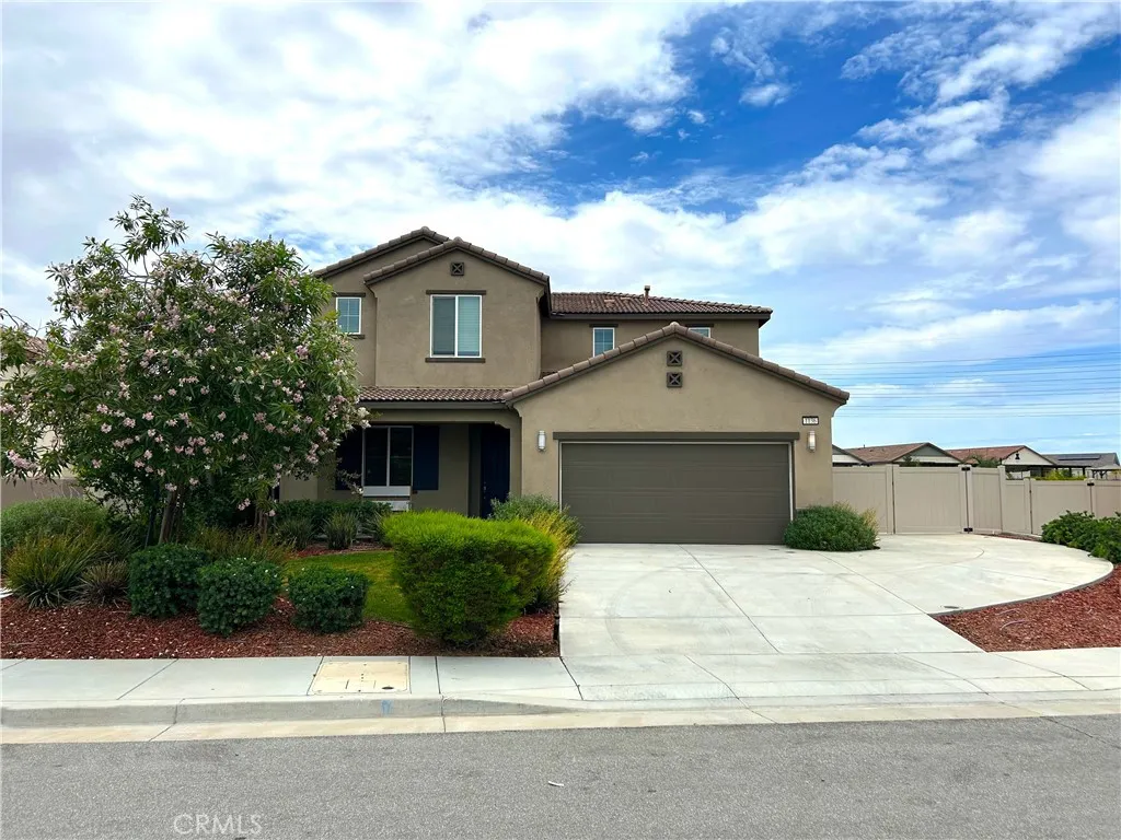 1136 Poinsettia Cir