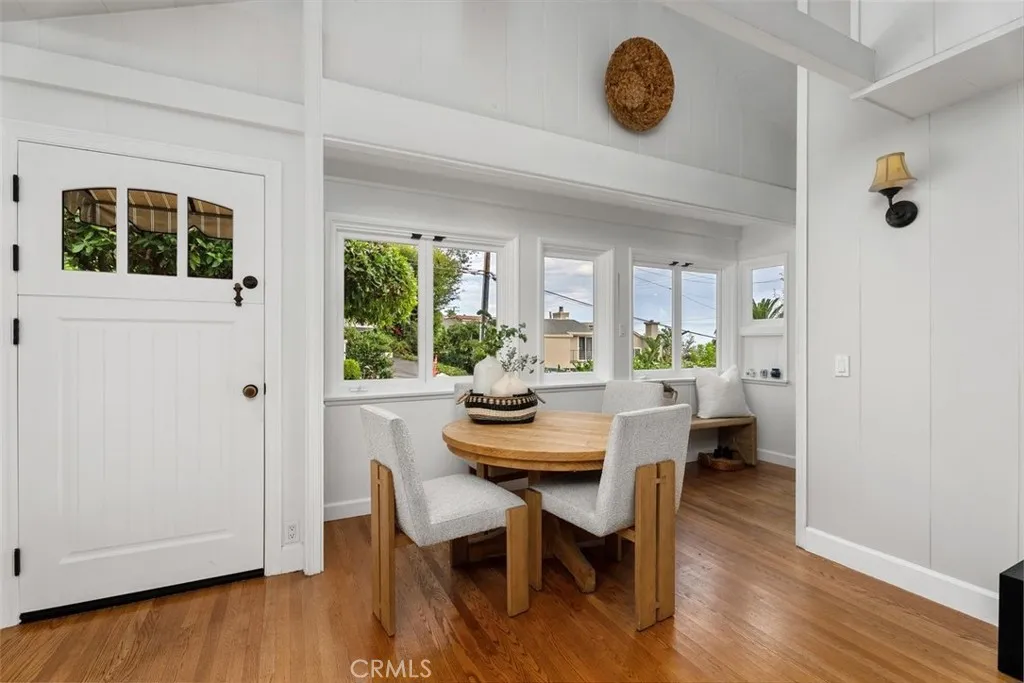 Quaint breakfast nook area as you gaze out to the front yard. Quaint breakfast nook area as you gaze out to the front yard.