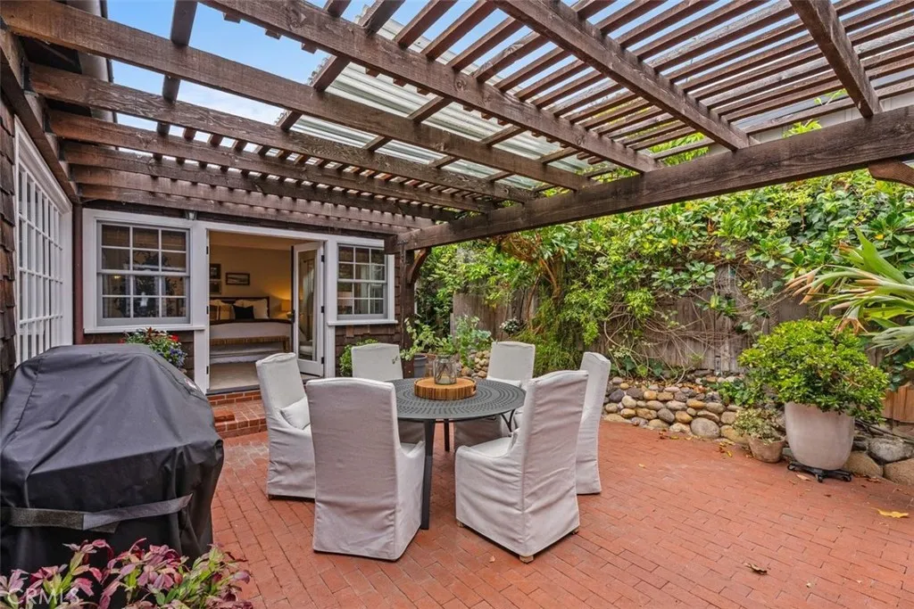 Dining al fresco with the patio cover above is delightful! Dining al fresco with the patio cover above is delightful!