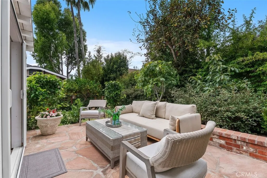 Yet another quaint private patio with lush landscaping. Yet another quaint private patio with lush landscaping.