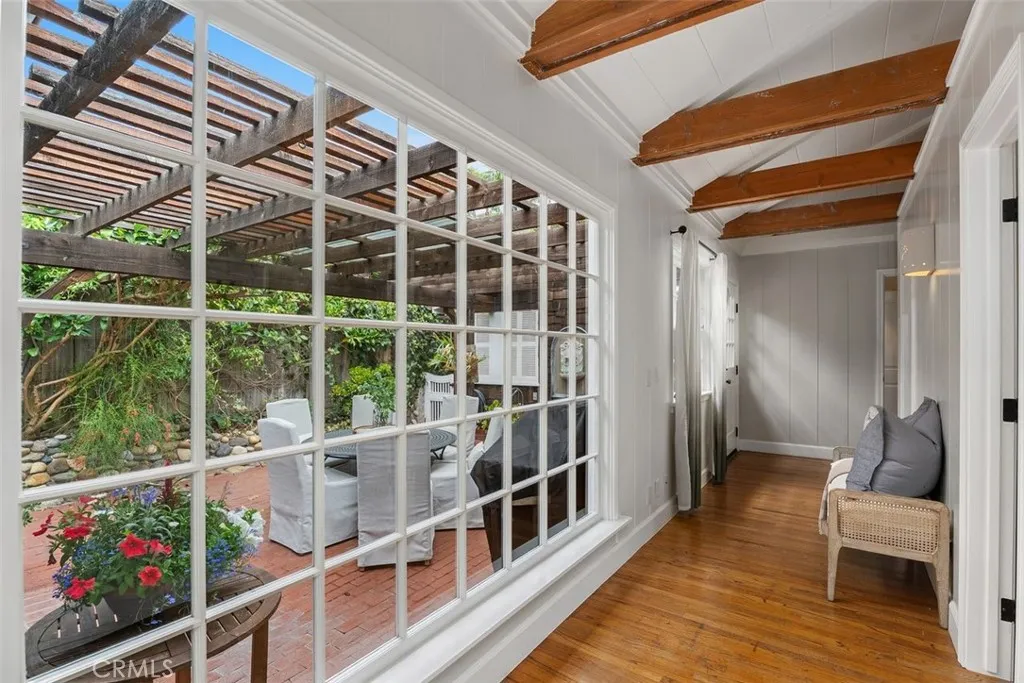 Views to the courtyard outside. Views to the courtyard outside.