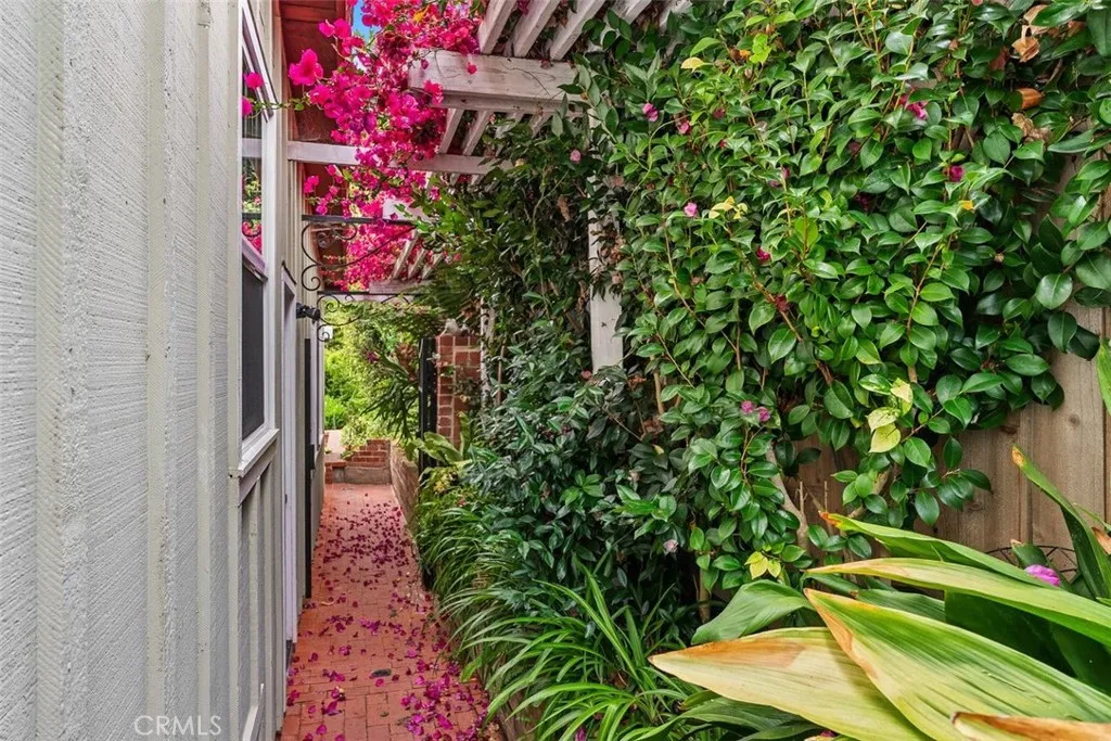 Look at how sweet this side walkway is leading to the backyard! Look at how sweet this side walkway is leading to the backyard!