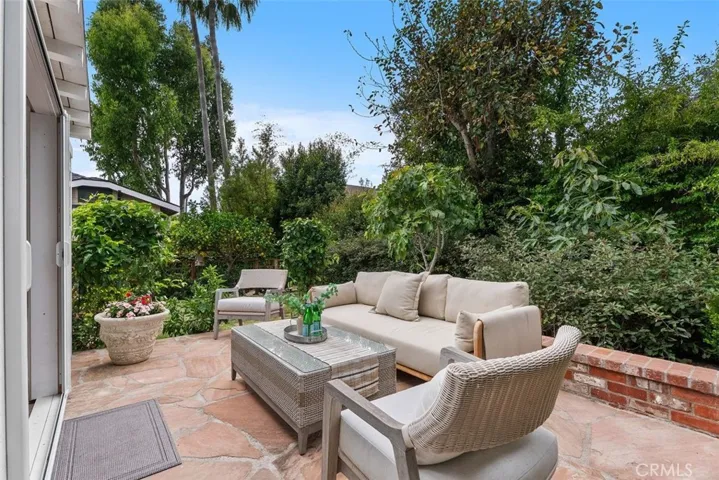 Yet another quaint private patio with lush landscaping.