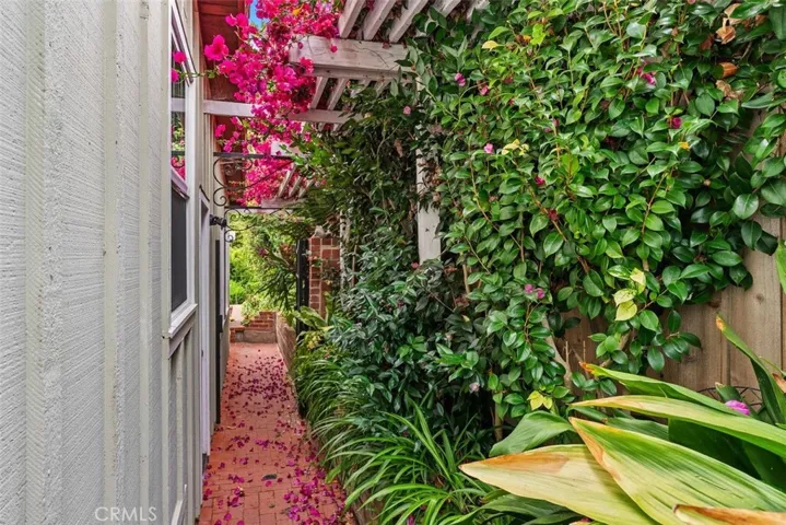 Look at how sweet this side walkway is leading to the backyard!